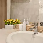 Golden Breeze By Linas Apartman *