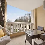 Golden Breeze By Linas Apartman