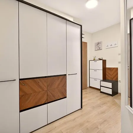 Golden Breeze By Linas Apartman *